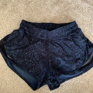 Lulu lemon shorts 2.5 IN